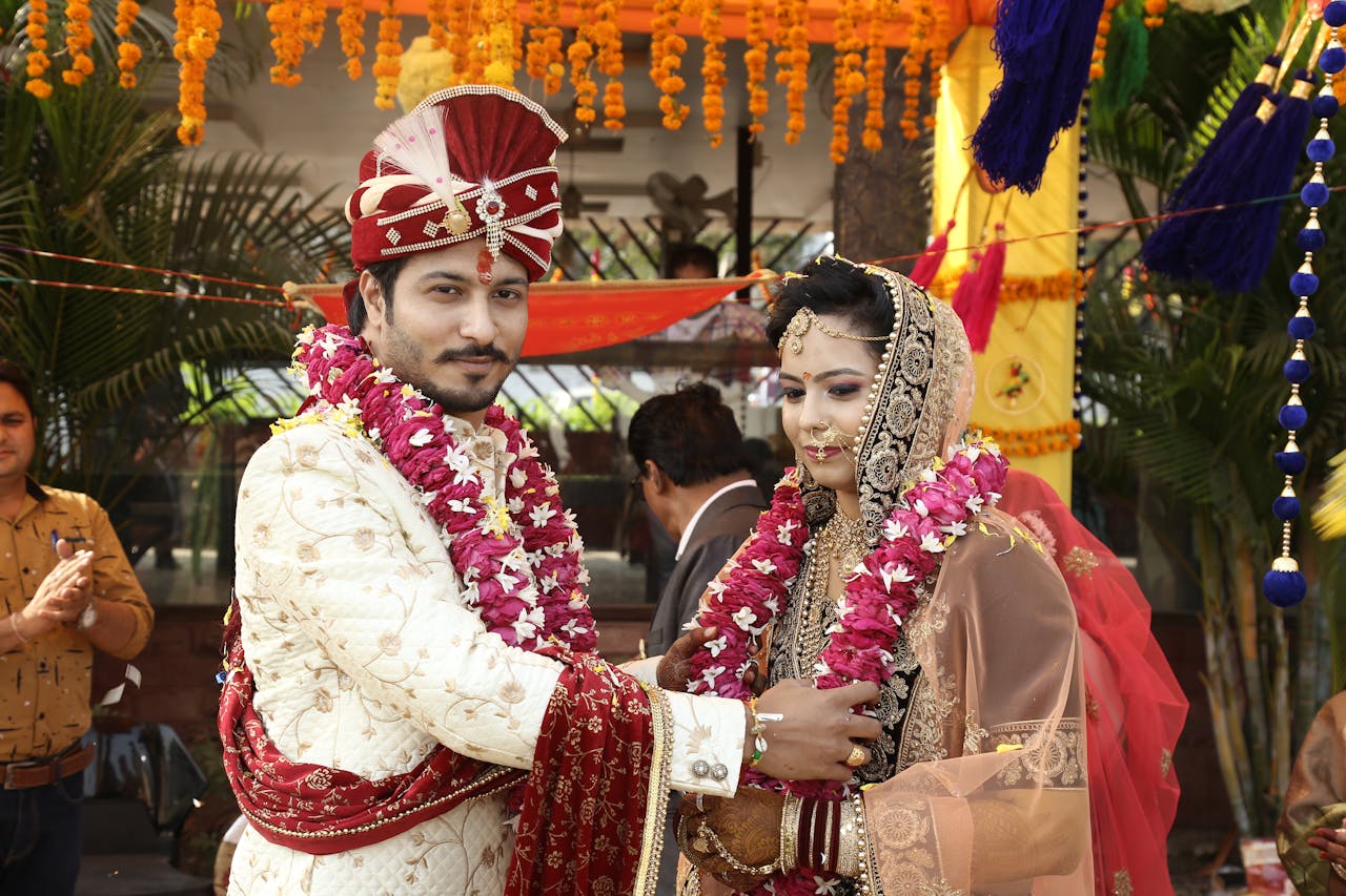 A couple in traditional attire exchanging vows at a vibrant Indian wedding in Indore.